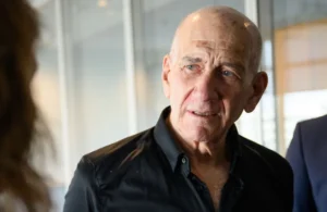 مؤسسة هند رجب تقدم طلبا لاعتقال إيهود أولمرت بتهمة ارتكاب جرائم حرب خلال عملية “الرصاص المصبوب”